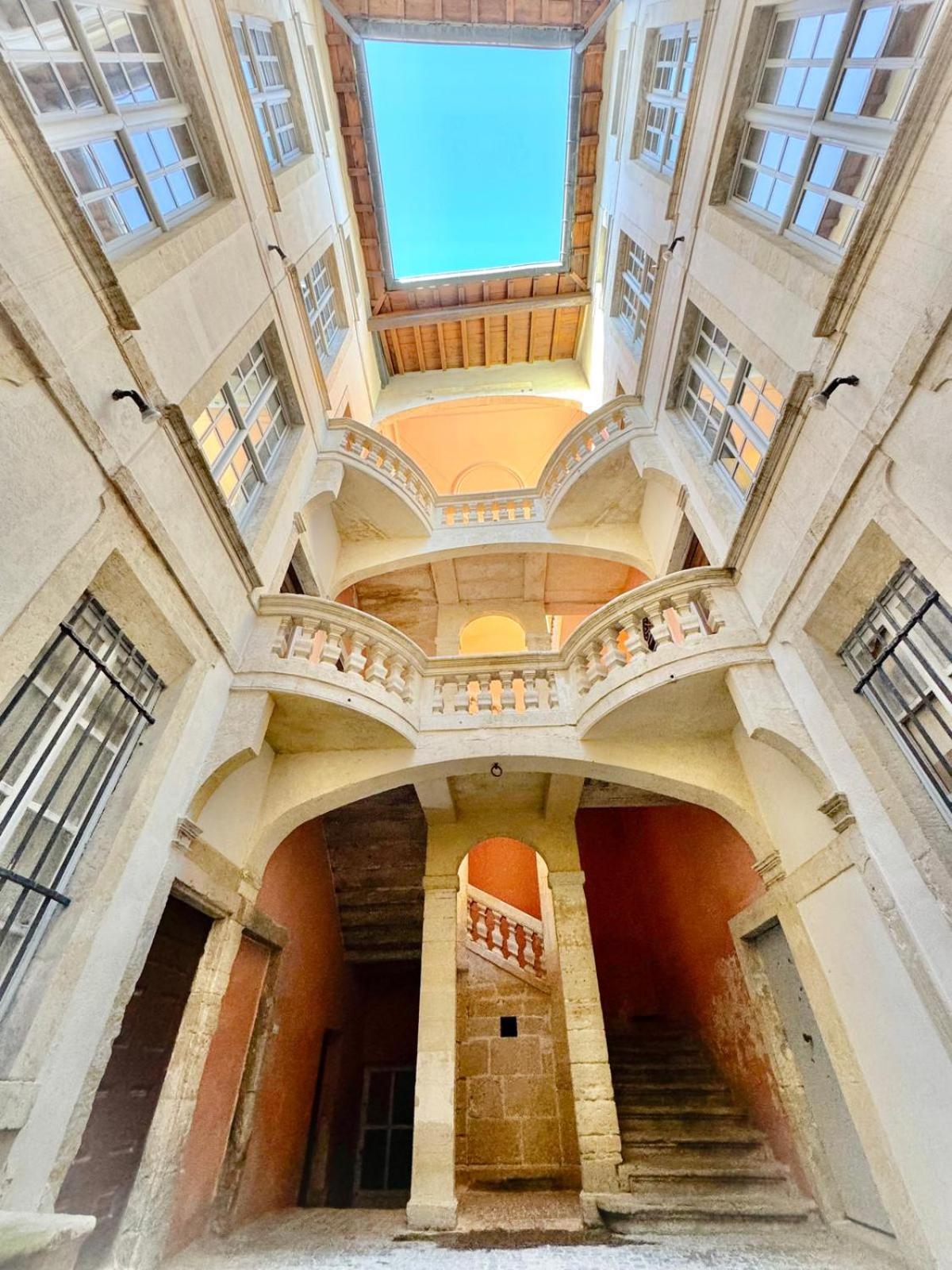 Au Coeur Du Centre Historique - Immeuble Classe - Terrasse - Climatise نيم المظهر الخارجي الصورة