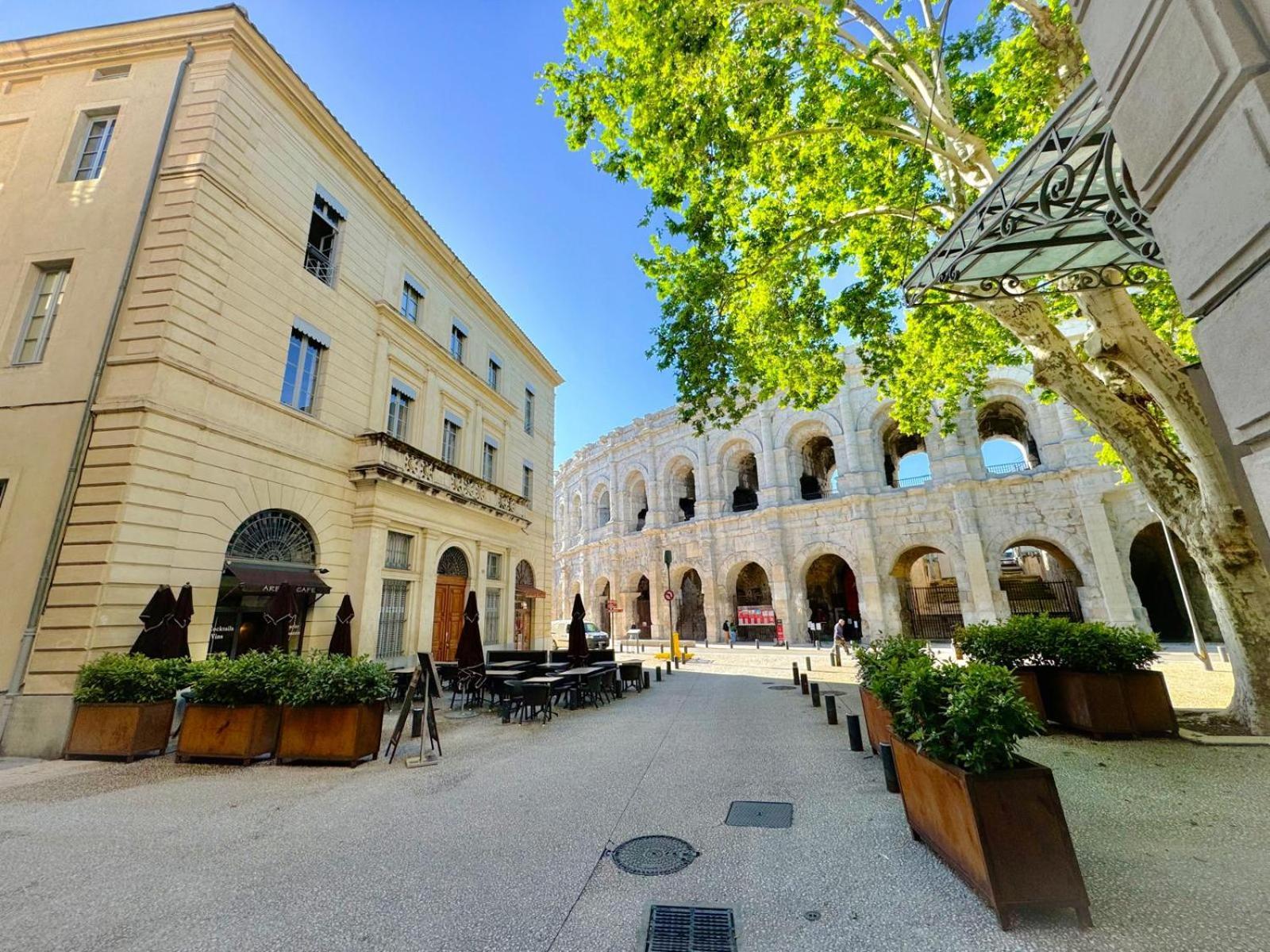 Au Coeur Du Centre Historique - Immeuble Classe - Terrasse - Climatise نيم المظهر الخارجي الصورة
