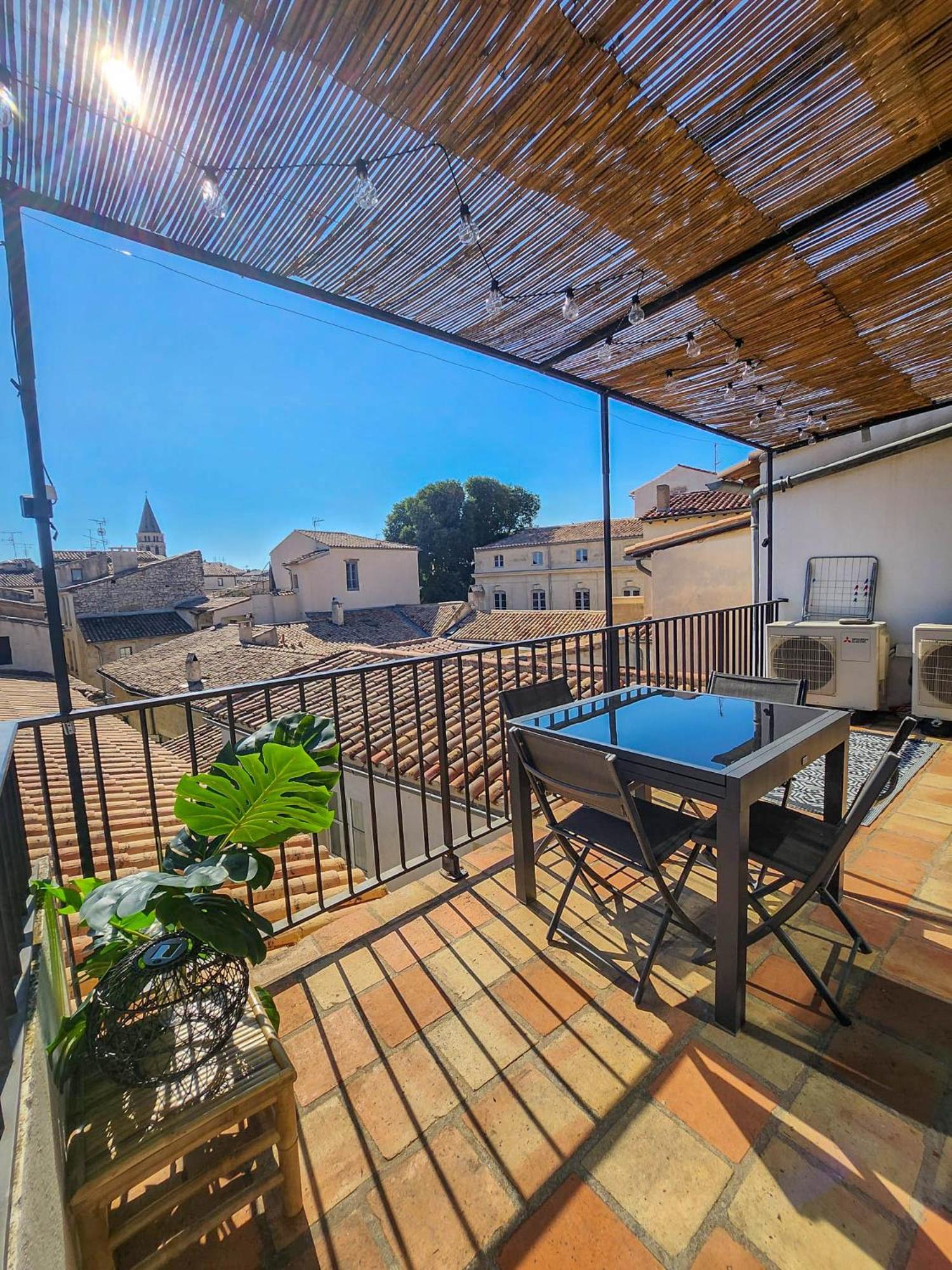 Au Coeur Du Centre Historique - Immeuble Classe - Terrasse - Climatise نيم المظهر الخارجي الصورة